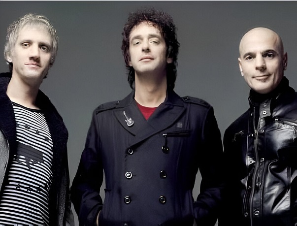 Tapa del libro 'Soda stereo la biografia total'. En ella aparecen los 3 integrantes de la banda